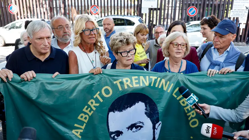 Una manifestazione per la liberazione di Alberto Trrentini, al centro la madre Armanda Colusso