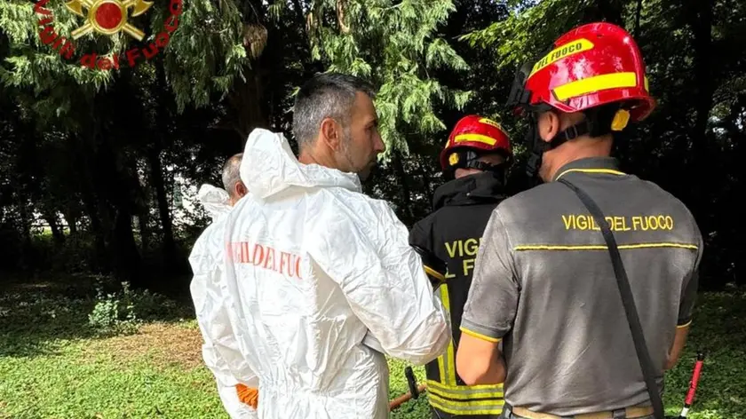 Il sopralluogo dei vigili del fuoco nel luogo della tragedia