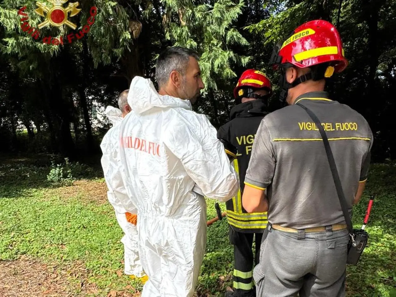 Il sopralluogo dei vigili del fuoco nel luogo della tragedia