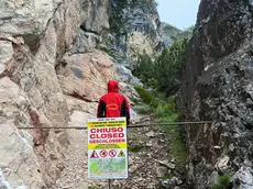 Uno dei cartelli di chiusura della ferrata Berti