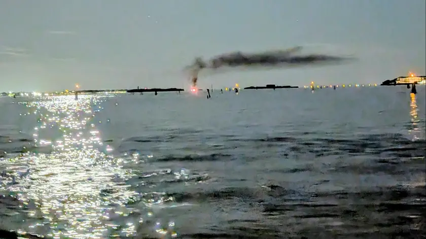 Il fumo dalla barca a vela