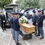 L'addio dei colleghi del poliziotto morto (foto Pòrcile)