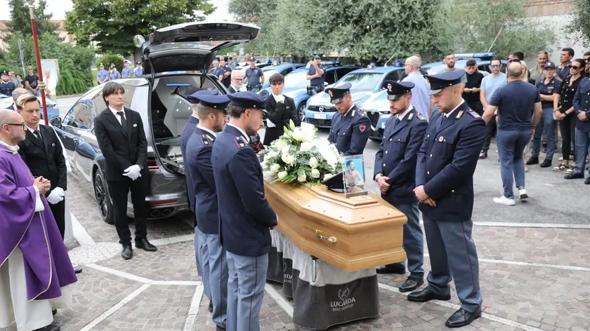 L'addio dei colleghi del poliziotto morto (foto Pòrcile)