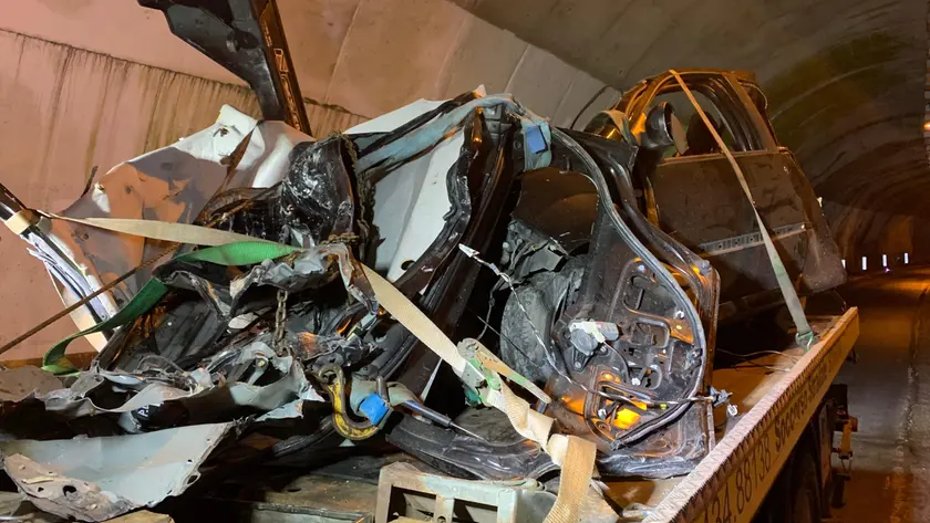 Le lamiere di una delle auto coinvolte nello schianto
