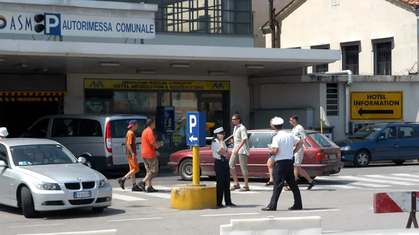Un posto auto nel parcheggio comunale di piazzale Roma è un bene "prezioso" per i veneziani