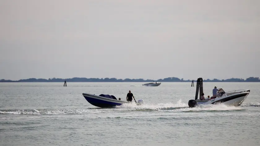 Due vogatori nel canale retrostante la Giudecca