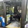 La porta del bus finita in frantumi dopo l'impatto con l'anziano in bici