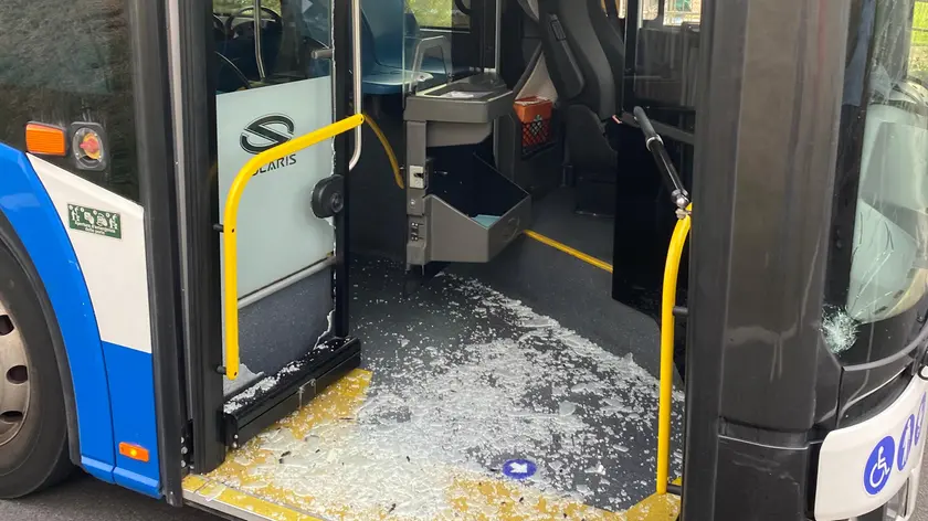 La porta del bus finita in frantumi dopo l'impatto con l'anziano in bici