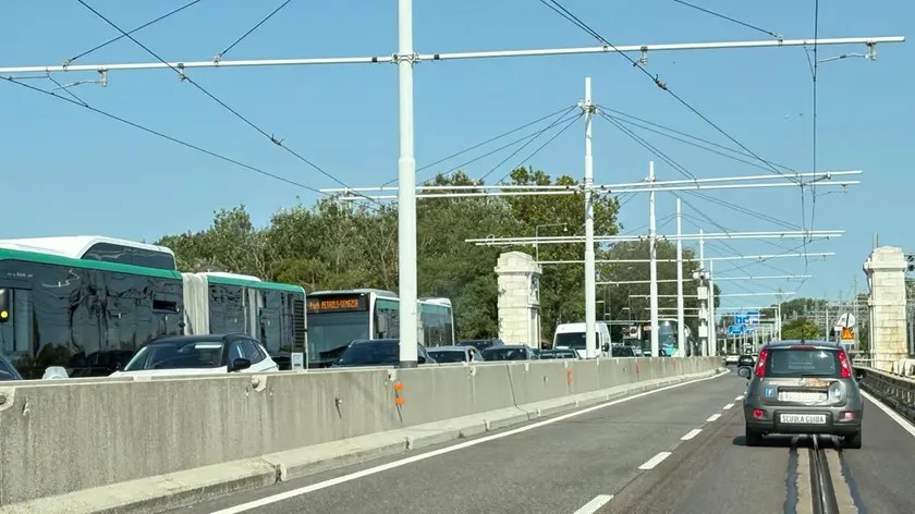La colonna sul ponte della Libertà in direzione di Venezia
