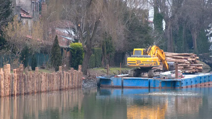 Lavori di consolidamento degli argini del Brenta
