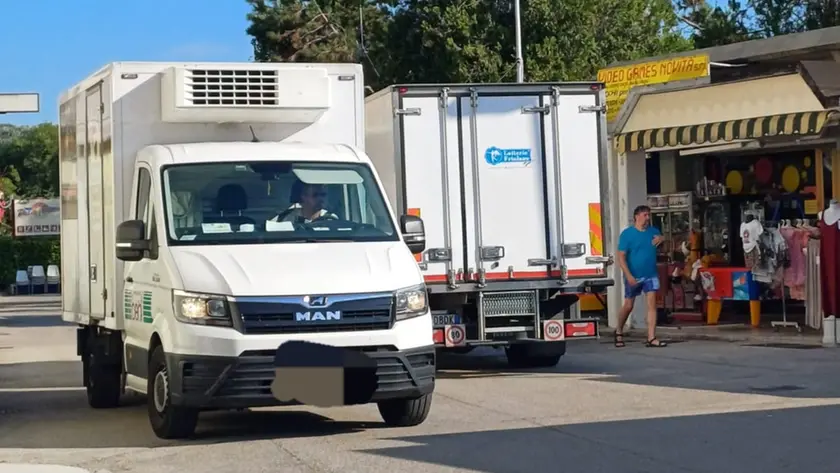 Camion nell'area pedonale a Duna Verde