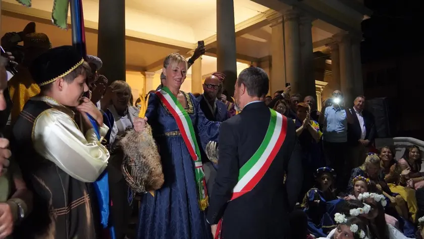 La sindaca di Musile con il sindaco di San Donà alla consegna dei capponi