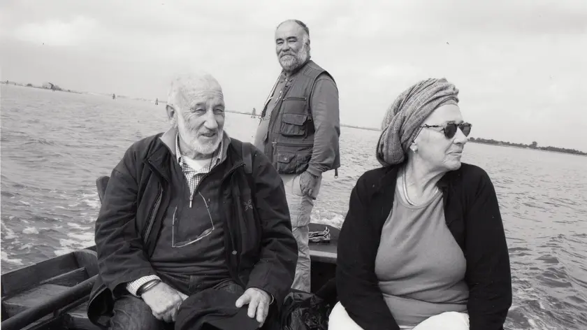Gianni Berengo Gardin con la moglie in barca per Venezia, assieme a Stefano Stipitivich
