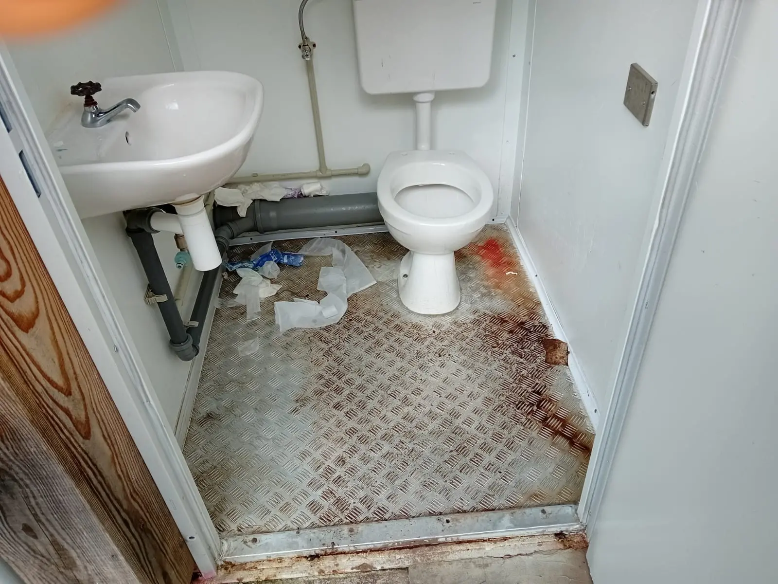 Rifiuti di ogni tipo, strutture vandalizzate, campeggiatori abusivi. Ecco il Sorapis dopo il passaggio di escursionisti poco rispettosi dell'ambiente