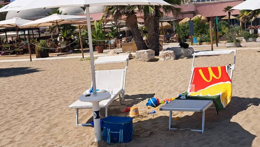 L’ombrellone affittato di turisti al Blue Moon