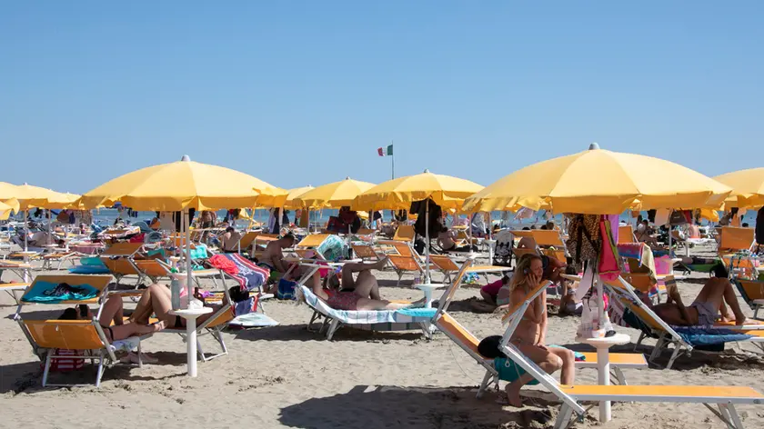 Relax sotto l’ombrellone nel comprensorio Git di Grado. Foto Bonaventura