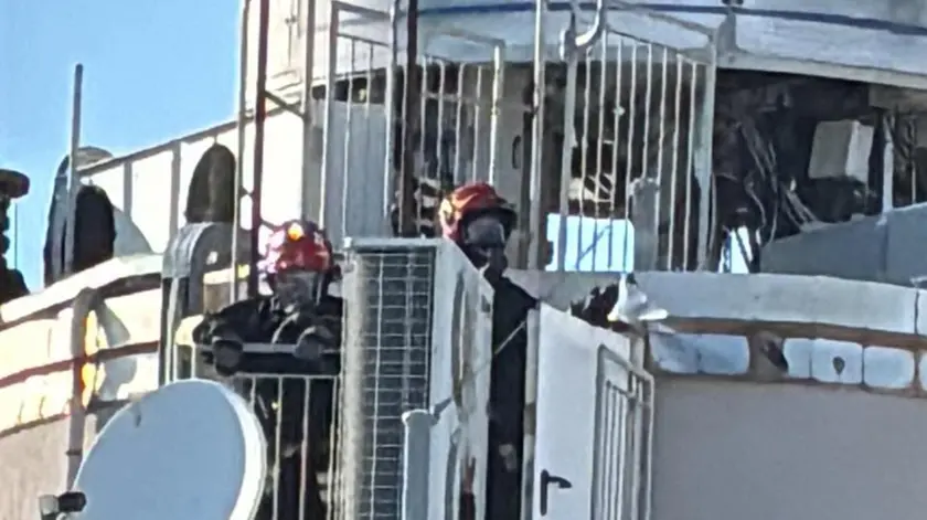 I vigili del fuoco sul tetto
