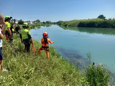 Le operazioni di recupero dell'auto nel Sile (foto Bortoluzzi)