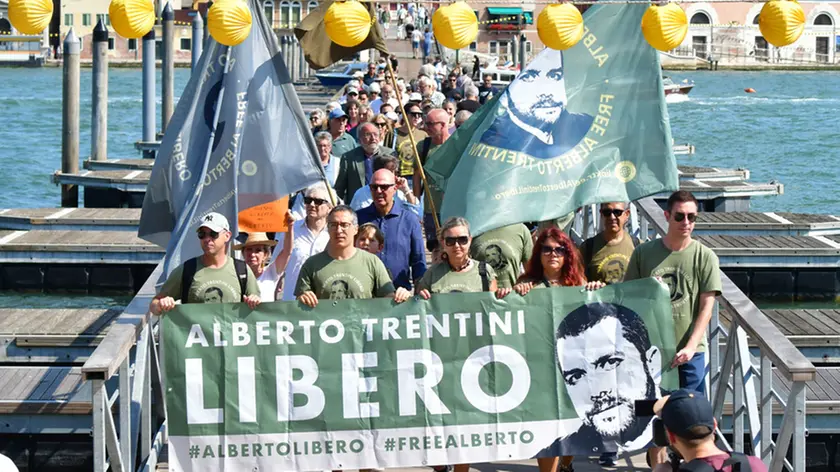 Una manifestazione per chiedere la liberazione di Alberto Trentini, il cooperante veneziano rinchiuso in carcere in Venezuela