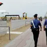 Controlli dei carabinieri in spiaggia a Jesolo