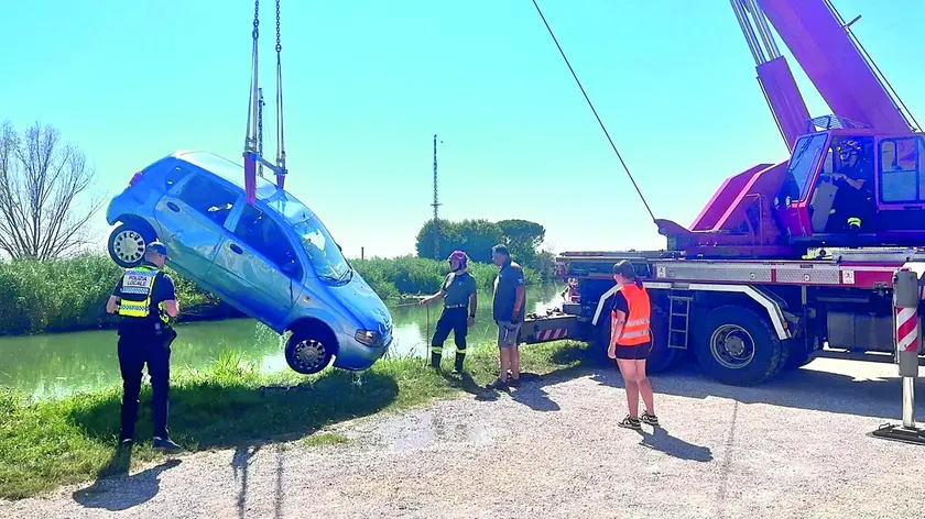 Le operazioni di recupero dell'auto dal Sile (foto Bortoluzzi)