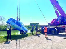 Le operazioni di recupero dell'auto dal Sile (foto Bortoluzzi)