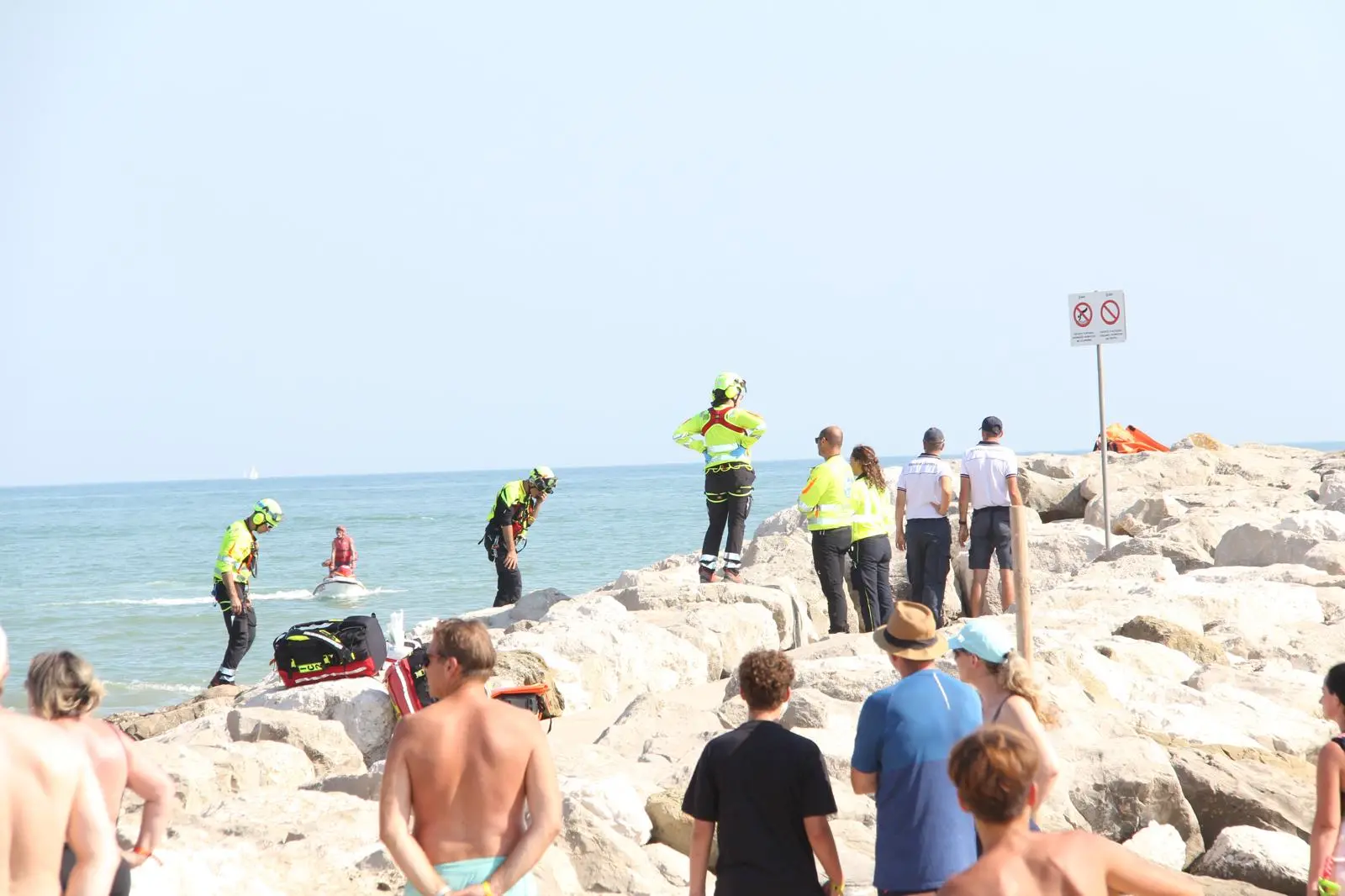 Le ricerche in corso davanti al camping Vela Blu