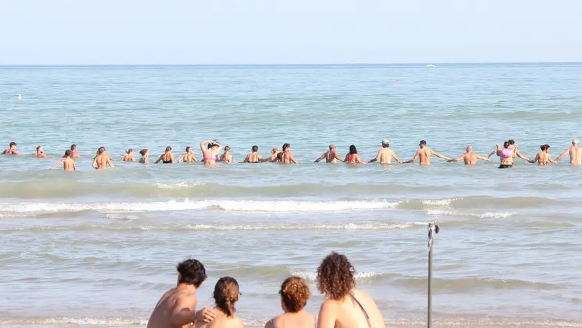 La catena umana per trovare il babmino (foto Bortoluzzi)