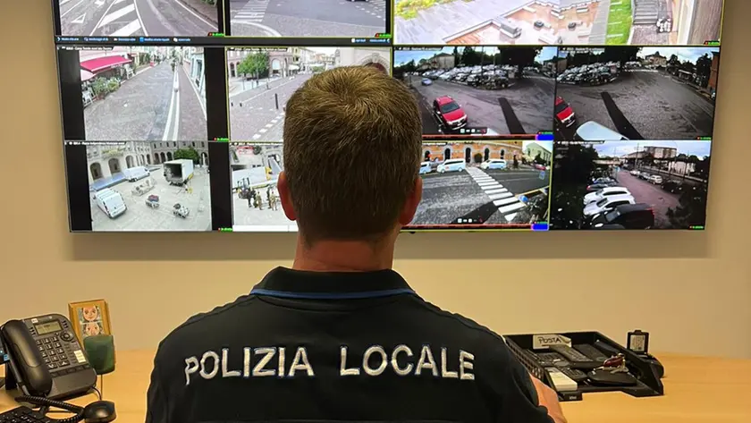 La centrale operativa della Polizia locale a San Donà, che controlla 169 occhi elettronici in centro e nelle varie frazioni