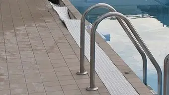 Scivola in piscina e muore a Jesolo