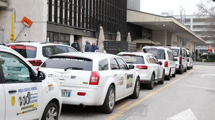 Tassisti in attesa davanti alla stazione di Mestre
