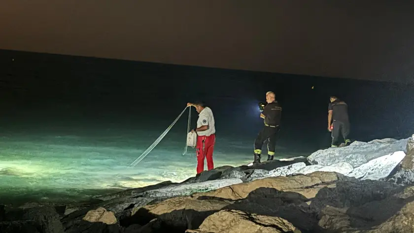 Le ricerche del corpo del bambino nella notte (foto Bortoluzzi)