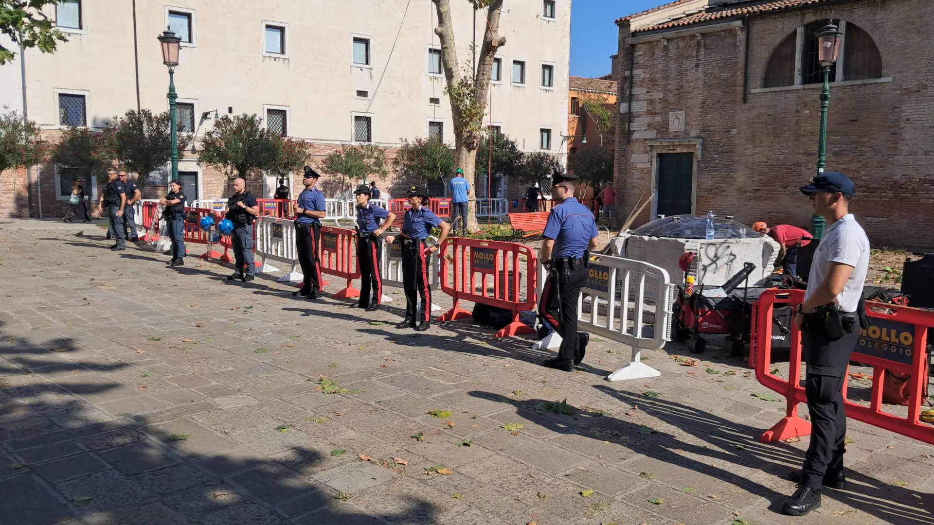 Forze dell'ordine schierate a protezione dei giardinieri al lavoro