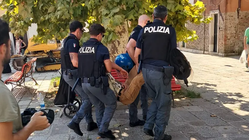 Un attivista di Extintion Rebellion portato via dalla polizia