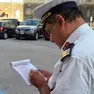 Un vigile compila il verbale