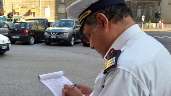 Un vigile compila il verbale
