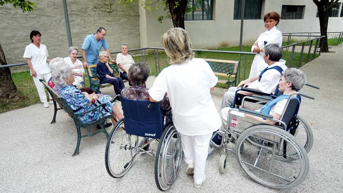 Operatori in una casa di riposo