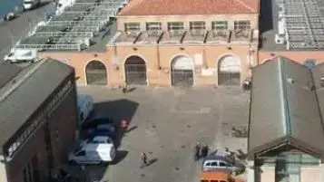 Una veduta dall’alto del mercato ittico a Chioggia