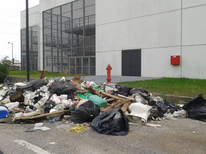 MARGHERA - DISCARICA A CIELO APERTO DIETRO IL CINEMA UCI CINEMAS