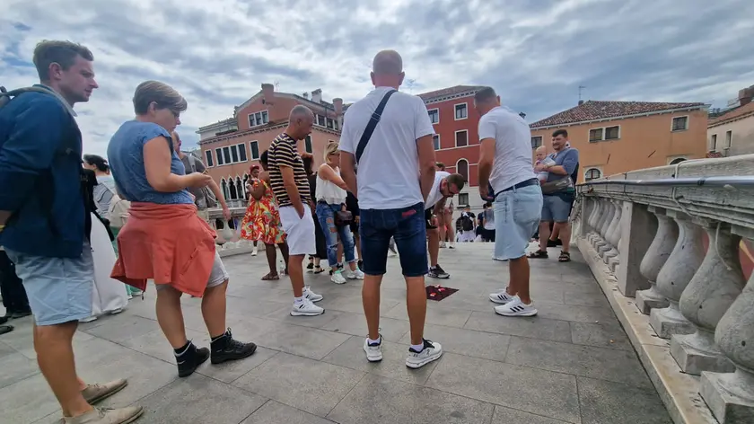 Alcuni scatolettisti all’opera sul ponte degli Scalzi