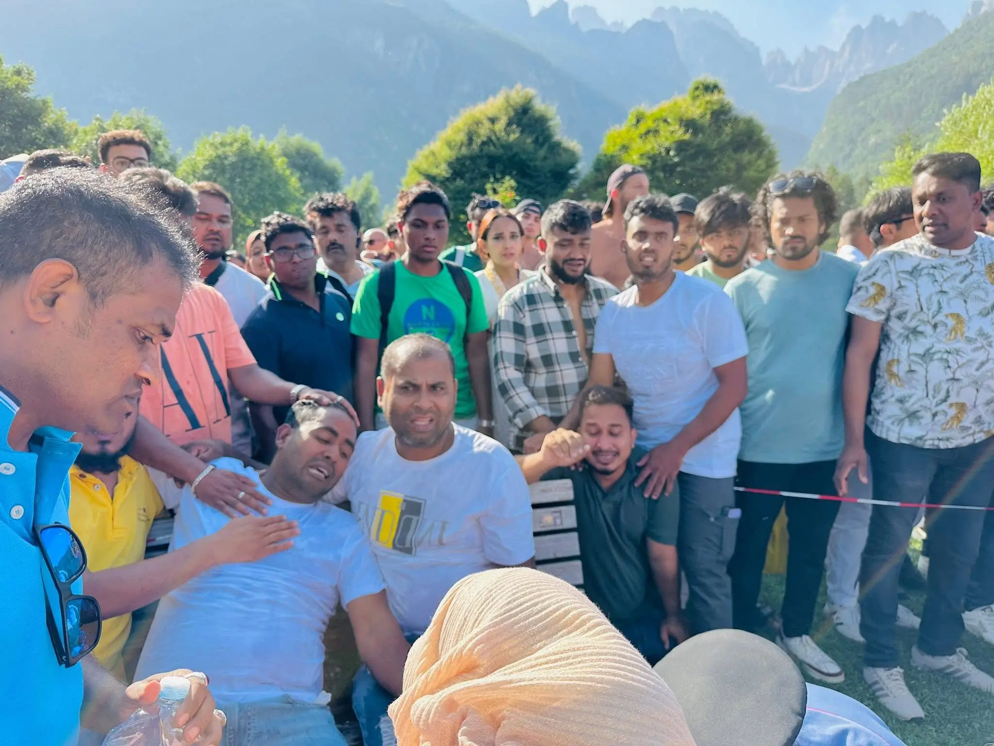 Amici e familiari al momento del ritrovamento, foto pubblicata dalla comunità bengalese