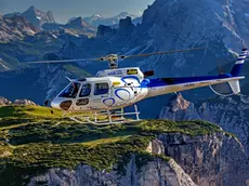 Cai: «Troppi voli turistici sulle Dolomiti, l’eliturismo danneggia la montagna»