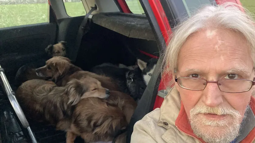 Danilo Furlanetto, l'uomo che viveva in auto con i suoi 5 cani, è morto a 59 anni