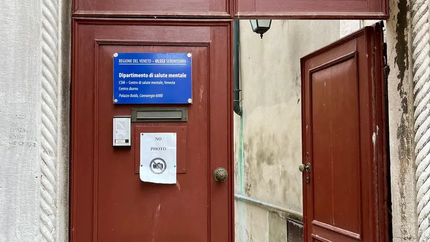 Salute mentale, accesso diretto ai centri di salute mentale senza impegnativa: il decreto che divide medici e psichiatri