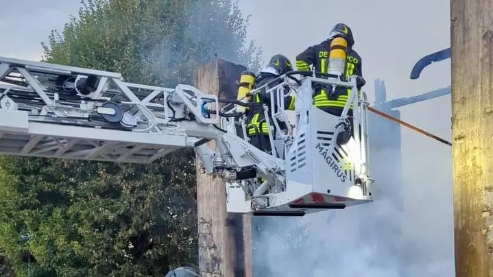 Marghera, incendio nelle torri del vecchio terminal intermodale di via dell’Elettricità