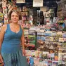 Carla Zanetti nella sua edicola a Venezia