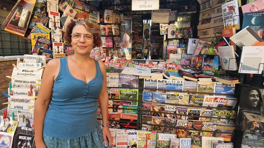 Carla Zanetti nella sua edicola a Venezia
