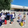 Turisti davanti alla stazione di Venezia dove è guerra tra facchini regolari e abusivi