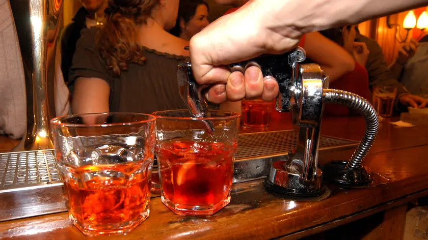 Una donna si è presentata con uno spritz in mano dai carabinieri per sporgere denuncia contro il marito