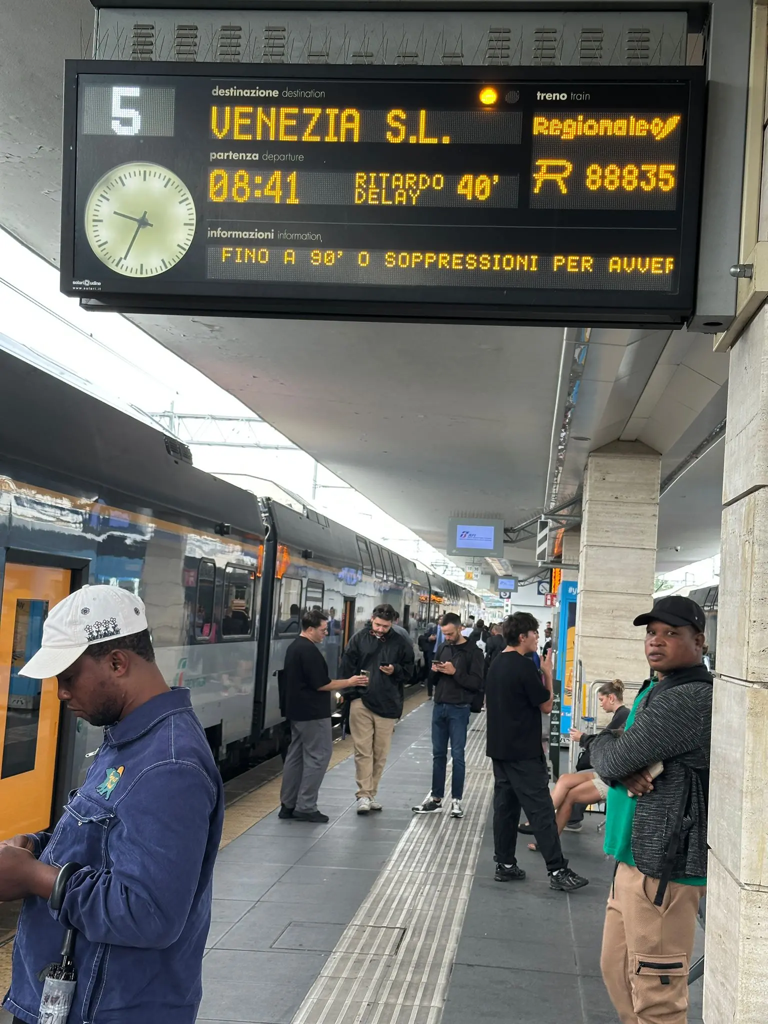 L'annuncio di ritardi alla stazione di Mestre causati dal maltempo